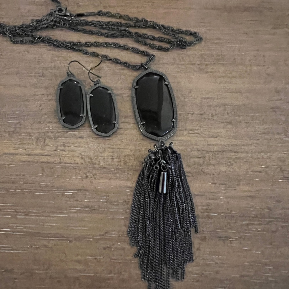 Kendra Scott necklace and earring set